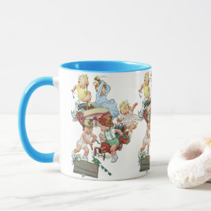 Caneca Crianças Pequenas Antigas Brincando com Caminhões