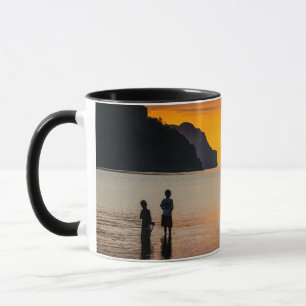 Caneca Crianças Pescando Ao Pôr do Sol
