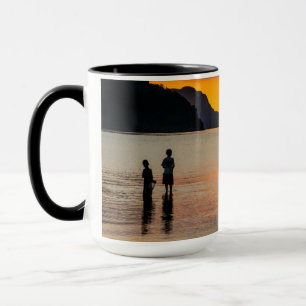 Caneca Crianças Pescando Ao Pôr do Sol