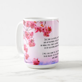 Caneca cristã com escrituras e flor de cereja