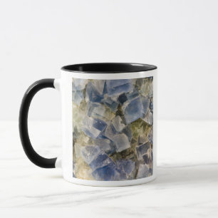 Caneca Cristais azuis da fluorite na matriz