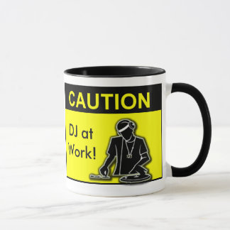 Caneca Cuidado DJ no trabalho!