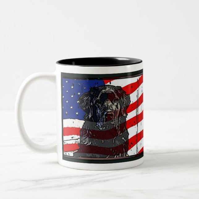 Caneca da bandeira americana com cão de (Esquerda)