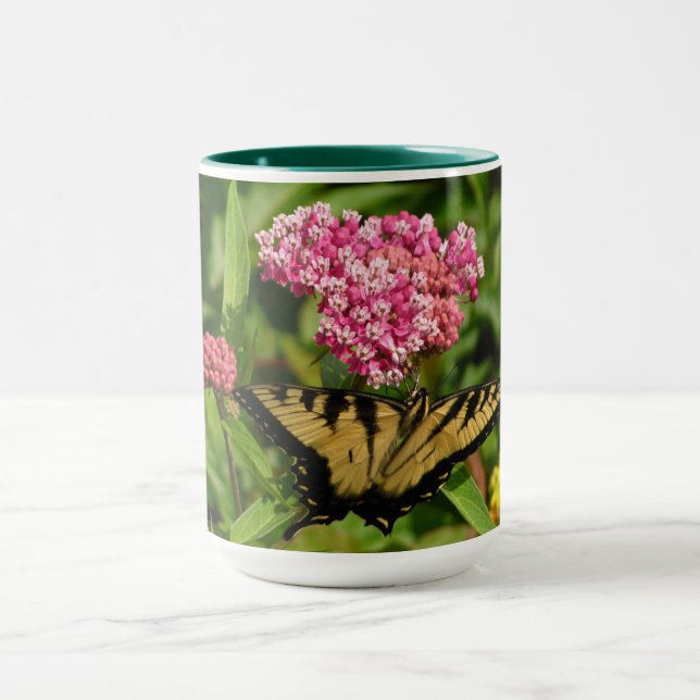 Caneca da borboleta com flores do milkweed (Centro)