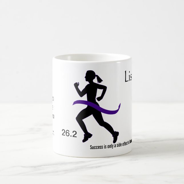 Caneca da maratona das mulheres com fita roxa (Centro)