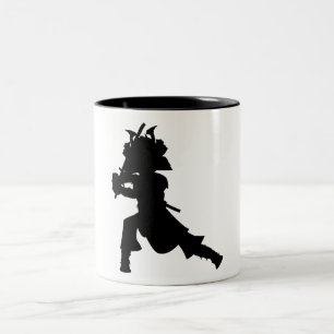 Caneca da silhueta do guerreiro do samurai