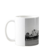 Caneca da skyline do lago (Cleveland OH) B&W