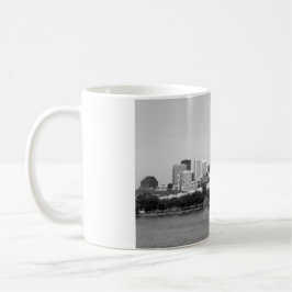 Caneca da skyline do lago (Cleveland OH) B&W