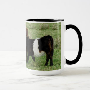 Caneca Dartmoor cercou a vaca e a vitela de Galloway