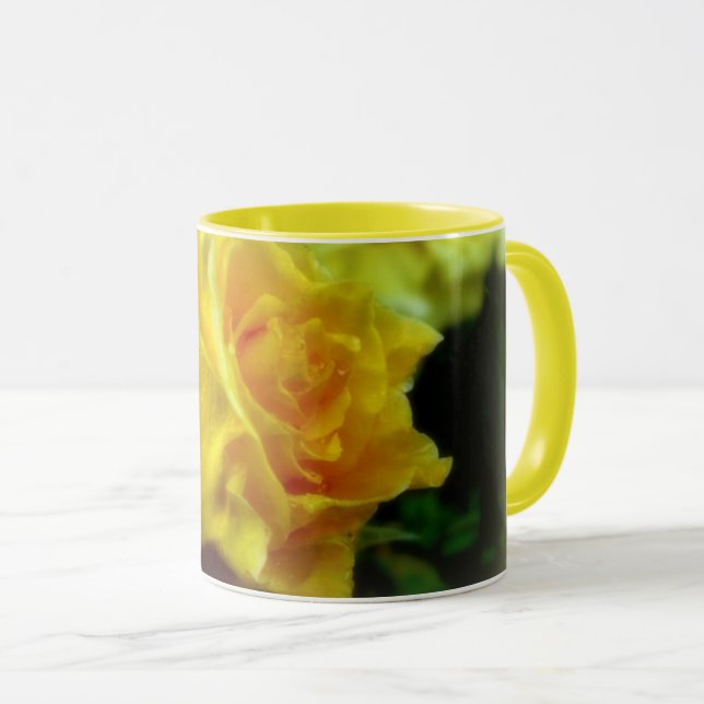 Caneca de Bebida Rosa Amarela na Chuva (Frente Esquerda)