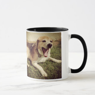 Caneca de bocejo do cão