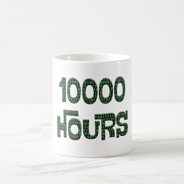 Caneca De Café 10000 horas com uma sobreposição de código binário (Centro)
