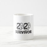 Caneca De Café 2020 Sobrevivente Funny Coronavirus Meme<br><div class="desc">Um slogan engraçado com rolos de papel higiênico,  para o "sobrevivente de 2020".</div>