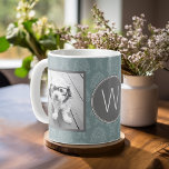 Caneca De Café 2 Colagem de Fotos - Azul Damask e Monograma<br><div class="desc">Use duas fotos quadradas para criar um presente exclusivo e pessoal. Ou você pode manter a foto do filhote de hipster e fazer uma tendência. Se precisar ajustar as fotos,  clique na ferramenta personalizar para fazer alterações.</div>