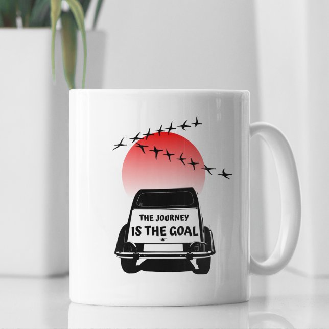 Caneca De Café 2CV Oldtimer Sunset - A jornada é o objetivo (2CV Mug in White with a Red Sunset and Birds Illustration)