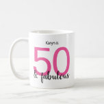 Caneca De Café 50 e Fabuloso Black 50th Birthday, cor-de-rosa<br><div class="desc">Conhece uma mulher especial celebrando seu 50º aniversário e precisa de algo tão único quanto ela? Ela vai adorar esta engraçada e colorida caneca rosa e preta 50 e fabulosa caneca de café.</div>