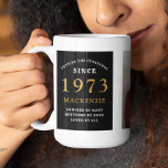 Caneca De Café 50th Birthday 1973 Black Gold Add Name Photo Large<br><div class="desc">A huge black and gold photo mug for those special people. Easily customize the text and photo using the template provided. Part of the setting standards range.</div>