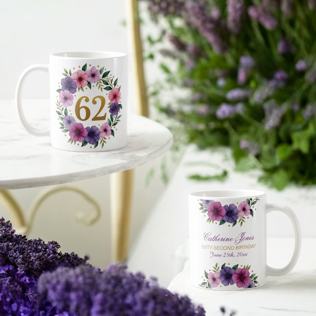 Caneca De Café 62ª Cama de Aniversário - Fraqueza Floral com Núme (Criador carregado)