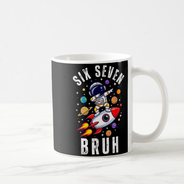 Caneca De Café 67 Meme Astronaut Dabbing In Space Funny Six Seven (Direita)