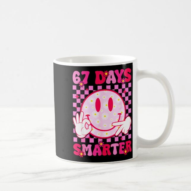 Caneca De Café 67th Day Of School Shirt 67 Days Smarter Teacher B (Direita)