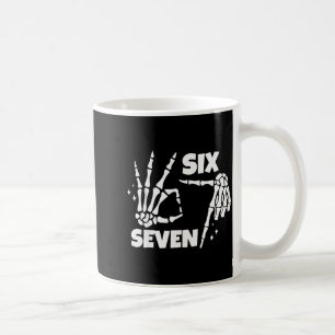 Caneca De Café 6 7 Meme Esqueleto Mãos Engraçado Casais Halloween