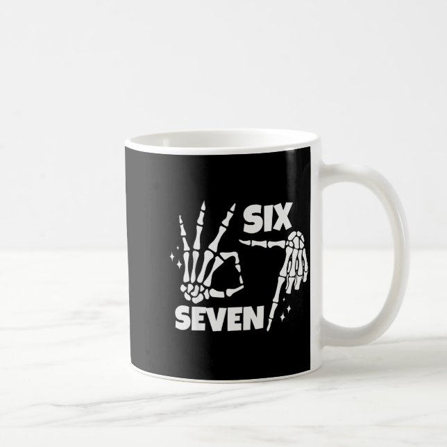 Caneca De Café 6 7 Meme Funny Skeleton Hands Halloween Couples Si (Direita)