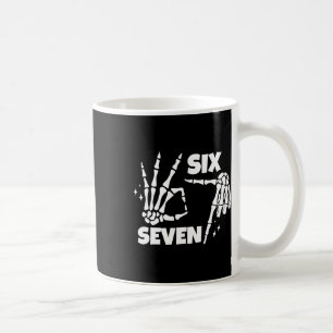 Caneca De Café 6 7 Meme Mãos de Esqueleto Engraçadas de Halloween