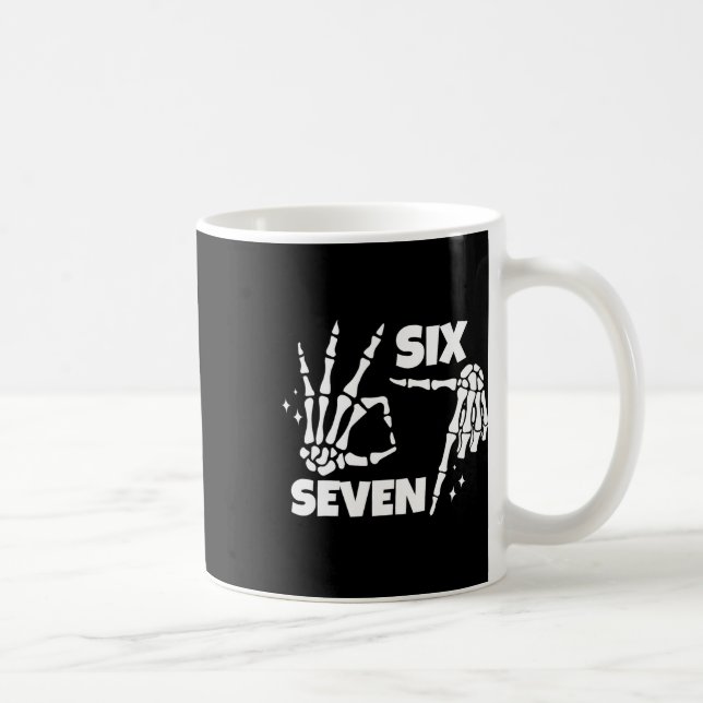 Caneca De Café 6 7 Meme Mãos de Esqueleto Engraçadas de Halloween (Direita)