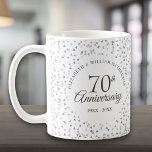 Caneca De Café 70 Casamento Aniversário Ama Corações Confetti<br><div class="desc">Com delicados corações amorosos confete. Personalize com suas informações especiais de 70 anos de aniversário de platina em carta chic. Projetado por Thisnotme©</div>