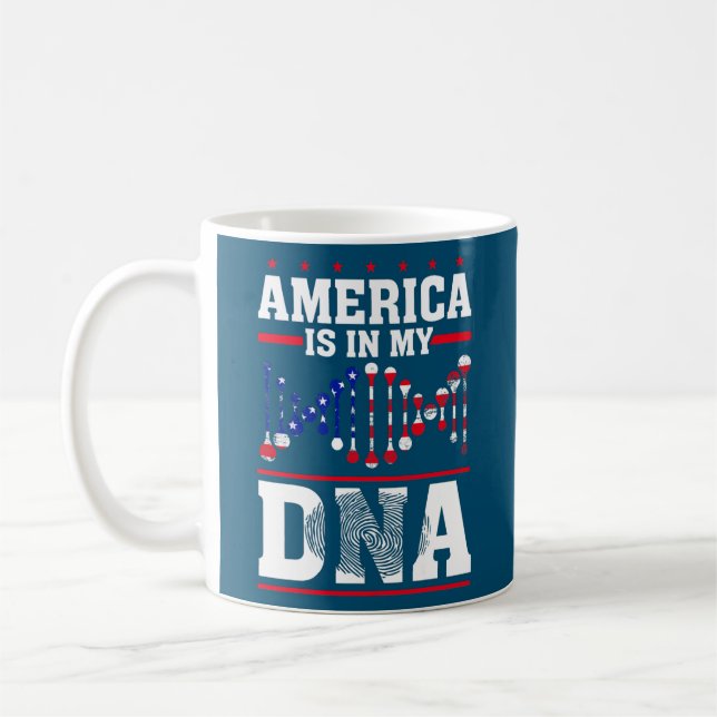 Caneca De Café A América Está Na Minha Bandeira Da América Do Dna (Esquerda)