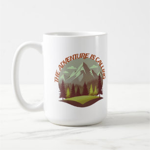 Caneca De Café A Aventura Está Ligando. Monutain e floresta