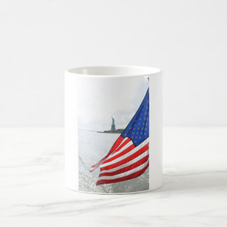 Caneca De Café A Bandeira Voa Para A Estátua Da Liberdade.