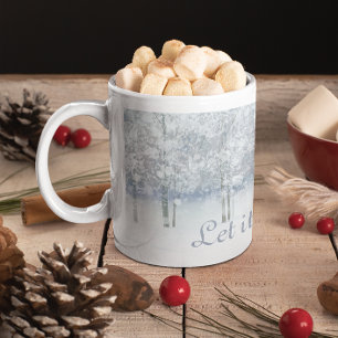 Caneca De Café A cena de madeira do inverno deixou-o nevar