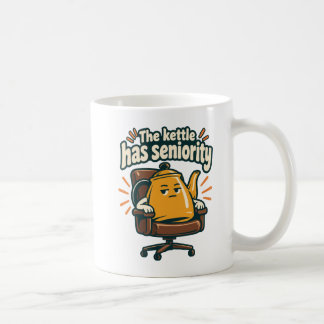 Caneca De Café A chaleira tem senioridade - Escritório Engraçado
