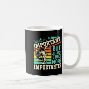 Caneca De Café A educação é importante mas o Jiu Jitsu é muito ma