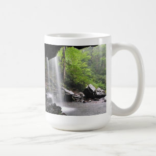 Caneca De Café A gruta cai o parque nacional MU de montanha de