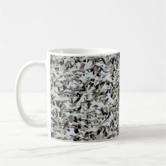 CANECA DE CAFÉ A HUGE DENSE FLOCK OF SNOW GEESE FLY TOGETHER IN T
