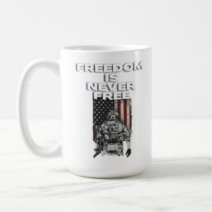Caneca De Café A liberdade nunca é livre com a imagem de um solda