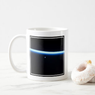 Caneca De Café A Linha Fina da Atmosfera da Terra e Uma Lua Gibbo