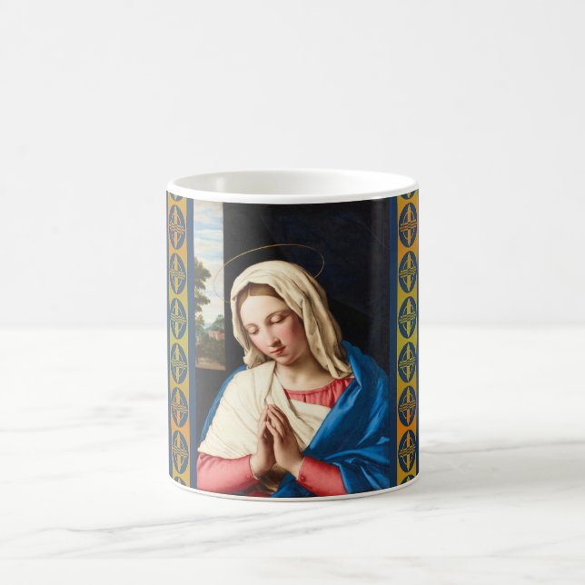 Caneca De Café A Madonna na oração, uma paisagem além (Centro)