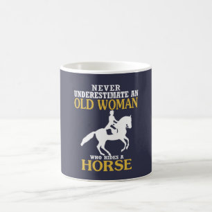 Caneca De Café A mulher adulta monta o cavalo