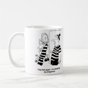 Caneca De Café A mulher está tricotando uma bola de futebol