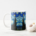 Caneca De Café A Noite Estrelada de Vincent Van Gogh<br><div class="desc">A pintura é dominada por um céu noturno cheio de lua e estrelas. Ele ocupa três quartos do plano fotográfico e parece turbulento, até agitado, com padrões intensos que parecem atravessar sua superfície como ondas. Ela está repleta de órbitas brilhantes - incluindo a lua crescente à extrema direita, e Vênus,...</div>