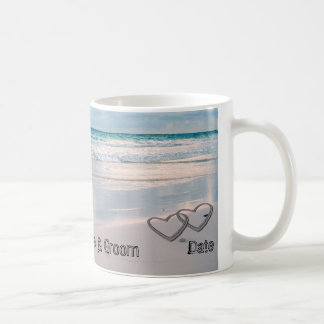Caneca De Café A noiva & o noivo nomeiam escrito na areia