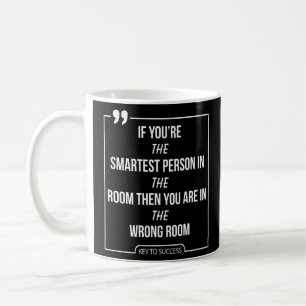 Caneca De Café A Pessoa Mais Inteligente Na Sala Enganada Gráfico