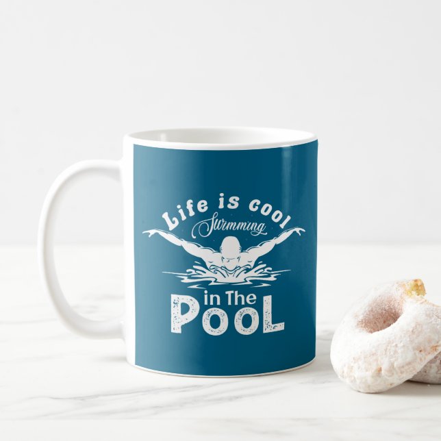 Caneca De Café A Vida Dos Nadadores É Legal Na Piscina (Com Donut)