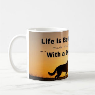 Caneca De Café A vida é melhor com um cão, rapaz, pôr do sol
