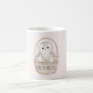 Caneca De Café A vida é Pretty Kitty em um cesto de rosas cor de