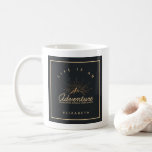 Caneca De Café A vida é uma descoberta de sonho do Adventure Expl<br><div class="desc">Caneca de café personalizada com um nome. Projetado com uma ilustração dourada em fundo de cinza preta. Projetado com uma ilustração de uma montanha com raios solares brilhando por trás. A tipografia diz: "A vida é uma descoberta de sonho de uma Aventura".</div>