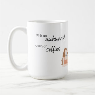 Caneca De Café A vida é uma estranha cadeia de selifes Mug